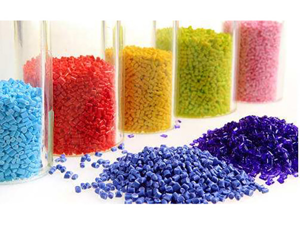 將支架粘接到復(fù)合樹脂修復(fù)體上時，是否應(yīng)使用硅烷偶聯(lián)劑？